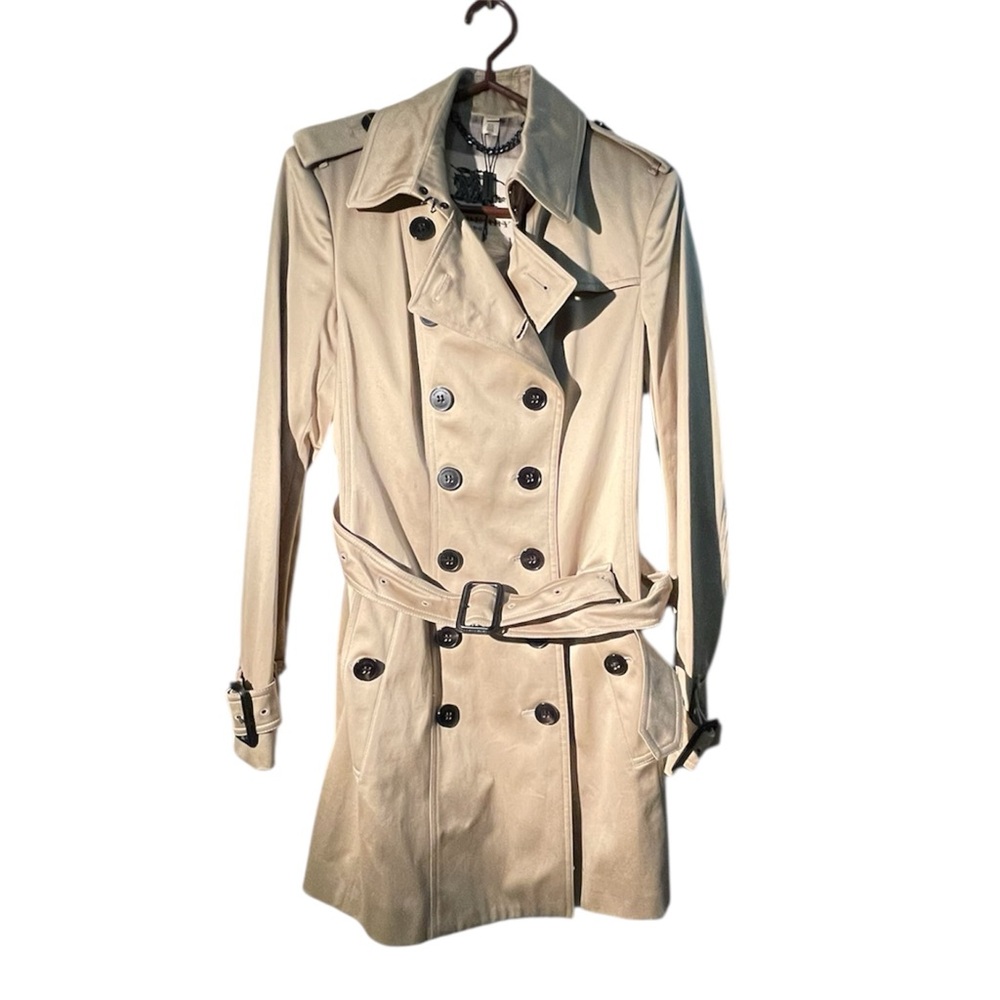 Burberry Light Beige Double-Breasted Trench Coat with Black Buttons - Picture 2 of 9